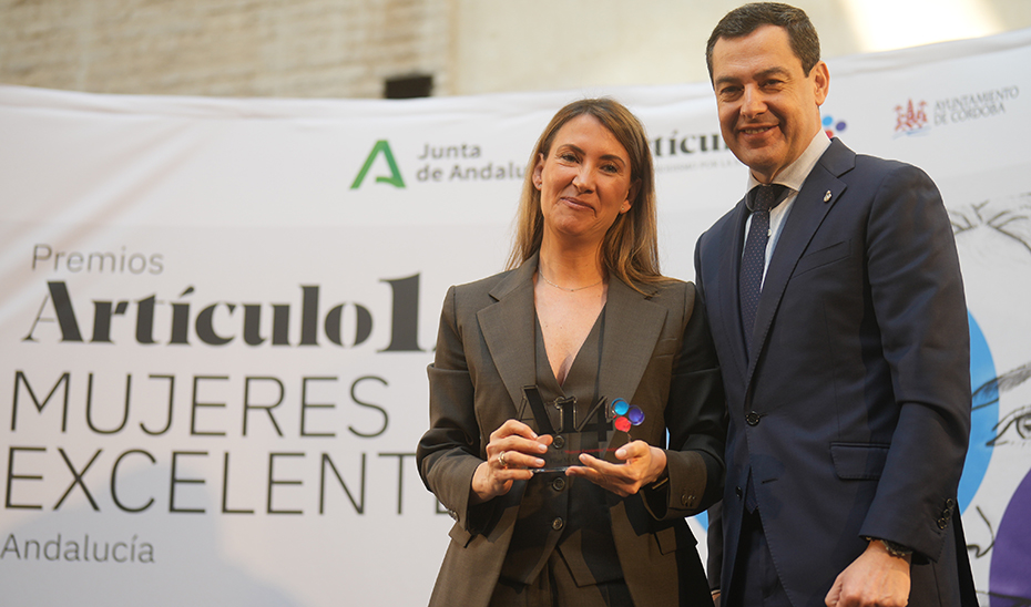 Juanma Moreno posa junta a Pilar Cosentino, una de las distinguidas con estos premios.